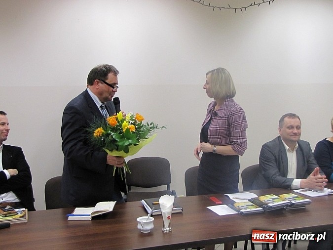 Zdjęcie w galerii na portalu naszraciborz.pl: Pietrowice Wielkie planują dwujęzyczne tablice wiadomości z regionu