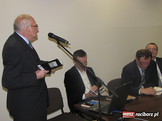 Zdjęcie w galerii na portalu naszraciborz.pl: Pietrowice Wielkie planują dwujęzyczne tablice wiadomości z regionu