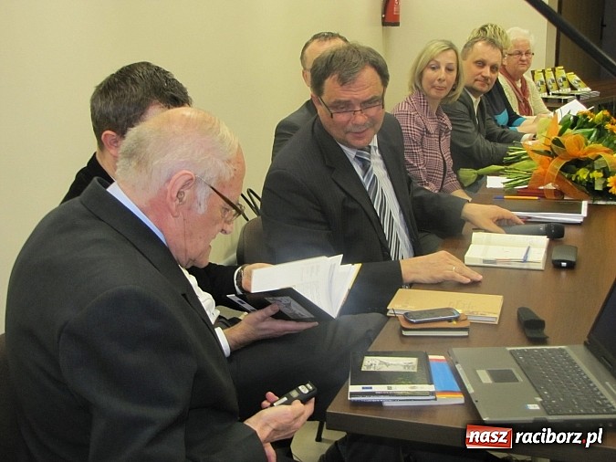 Zdjęcie w galerii na portalu naszraciborz.pl: Pietrowice Wielkie planują dwujęzyczne tablice wiadomości z regionu