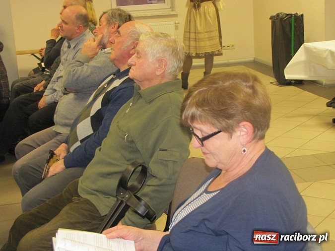 Zdjęcie w galerii na portalu naszraciborz.pl: Pietrowice Wielkie planują dwujęzyczne tablice wiadomości z regionu