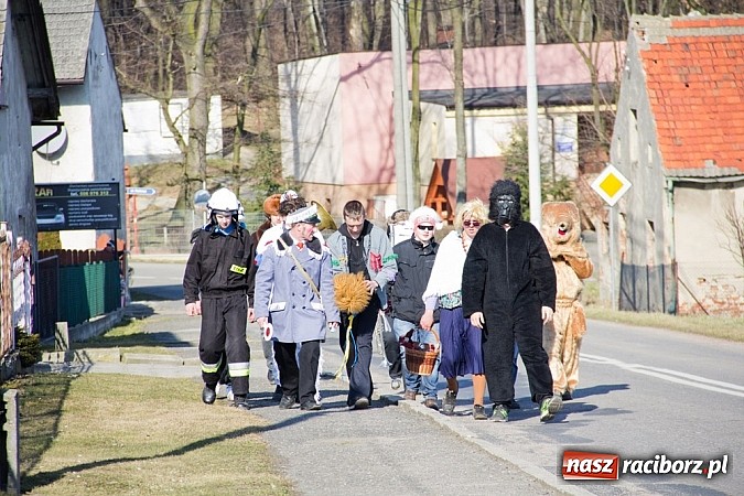 Zdjęcie w galerii na portalu naszraciborz.pl: W Sławikowie wodzili niedźwiedzia wiadomości z regionu