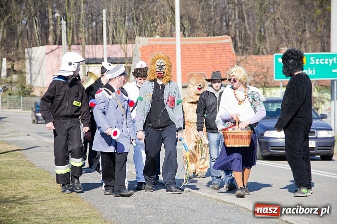 Zdjęcie w galerii na portalu naszraciborz.pl: W Sławikowie wodzili niedźwiedzia wiadomości z regionu