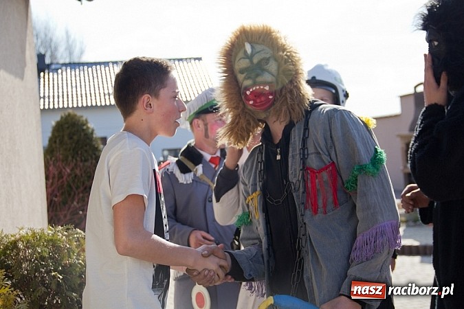 Zdjęcie w galerii na portalu naszraciborz.pl: W Sławikowie wodzili niedźwiedzia wiadomości z regionu