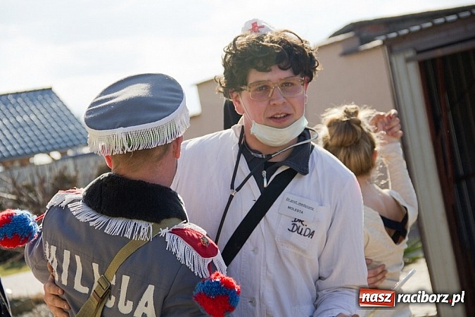 Zdjęcie w galerii na portalu naszraciborz.pl: W Sławikowie wodzili niedźwiedzia wiadomości z regionu