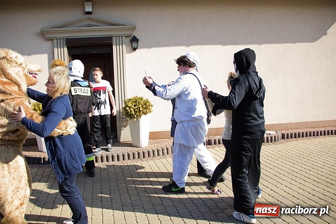 Zdjęcie w galerii na portalu naszraciborz.pl: W Sławikowie wodzili niedźwiedzia wiadomości z regionu