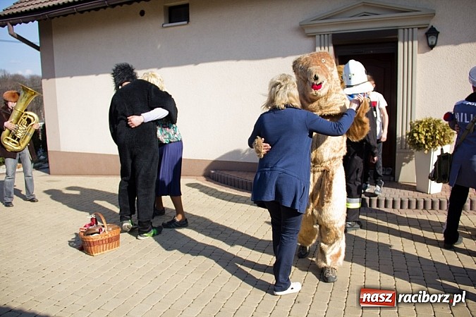 Zdjęcie w galerii na portalu naszraciborz.pl: W Sławikowie wodzili niedźwiedzia wiadomości z regionu