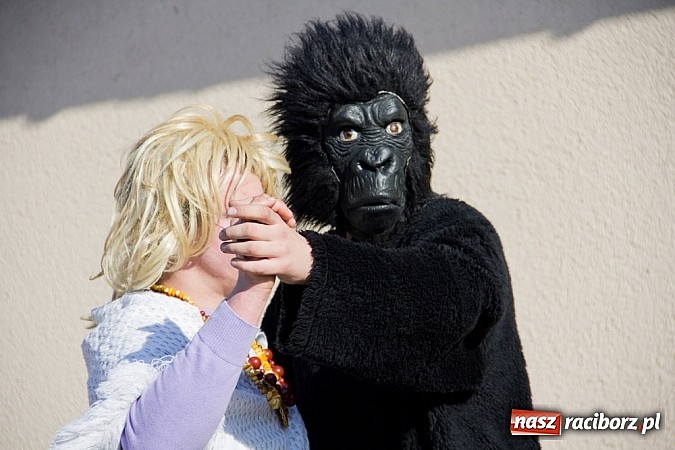 Zdjęcie w galerii na portalu naszraciborz.pl: W Sławikowie wodzili niedźwiedzia wiadomości z regionu