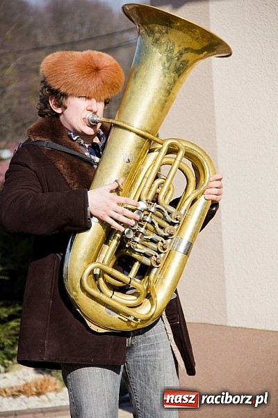 Zdjęcie w galerii na portalu naszraciborz.pl: W Sławikowie wodzili niedźwiedzia wiadomości z regionu