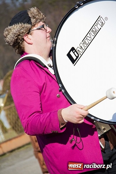 Zdjęcie w galerii na portalu naszraciborz.pl: W Sławikowie wodzili niedźwiedzia wiadomości z regionu