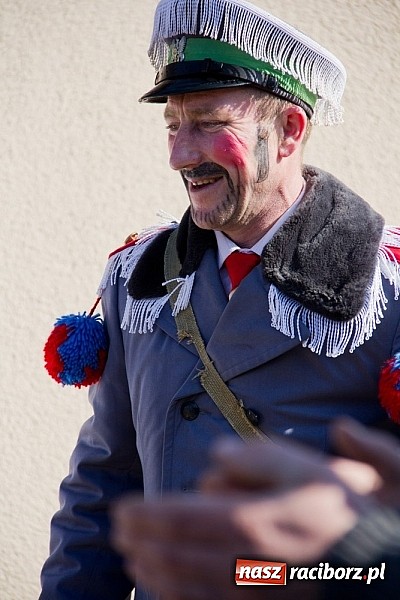 Zdjęcie w galerii na portalu naszraciborz.pl: W Sławikowie wodzili niedźwiedzia wiadomości z regionu