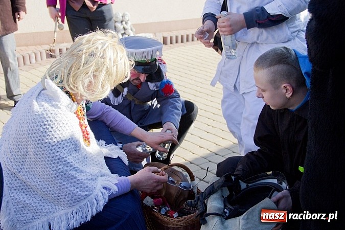 Zdjęcie w galerii na portalu naszraciborz.pl: W Sławikowie wodzili niedźwiedzia wiadomości z regionu