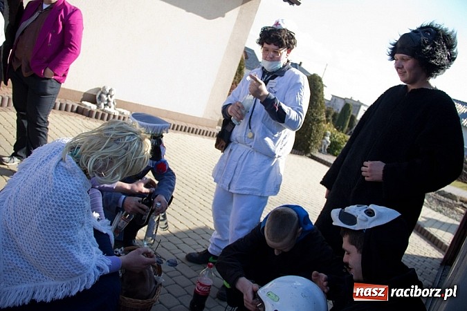 Zdjęcie w galerii na portalu naszraciborz.pl: W Sławikowie wodzili niedźwiedzia wiadomości z regionu