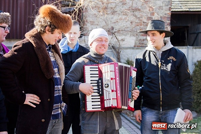 Zdjęcie w galerii na portalu naszraciborz.pl: W Sławikowie wodzili niedźwiedzia wiadomości z regionu