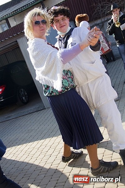 Zdjęcie w galerii na portalu naszraciborz.pl: W Sławikowie wodzili niedźwiedzia wiadomości z regionu