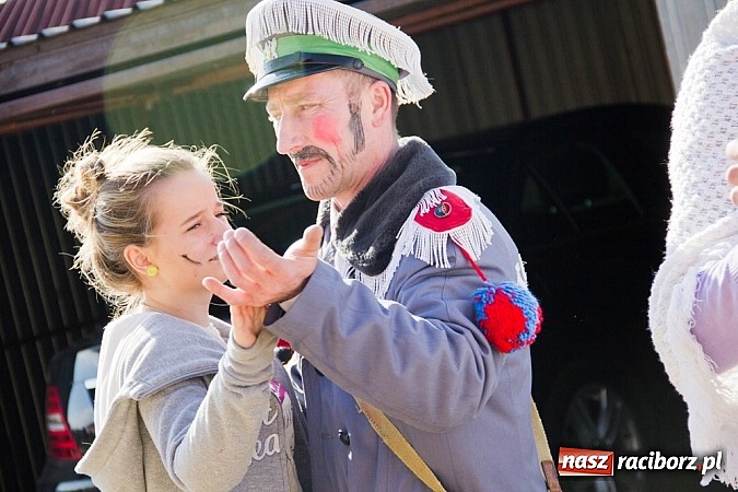 Zdjęcie w galerii na portalu naszraciborz.pl: W Sławikowie wodzili niedźwiedzia wiadomości z regionu