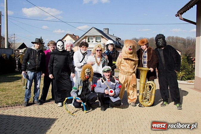 Zdjęcie w galerii na portalu naszraciborz.pl: W Sławikowie wodzili niedźwiedzia wiadomości z regionu