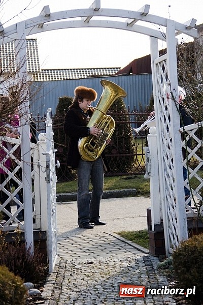 Zdjęcie w galerii na portalu naszraciborz.pl: W Sławikowie wodzili niedźwiedzia wiadomości z regionu