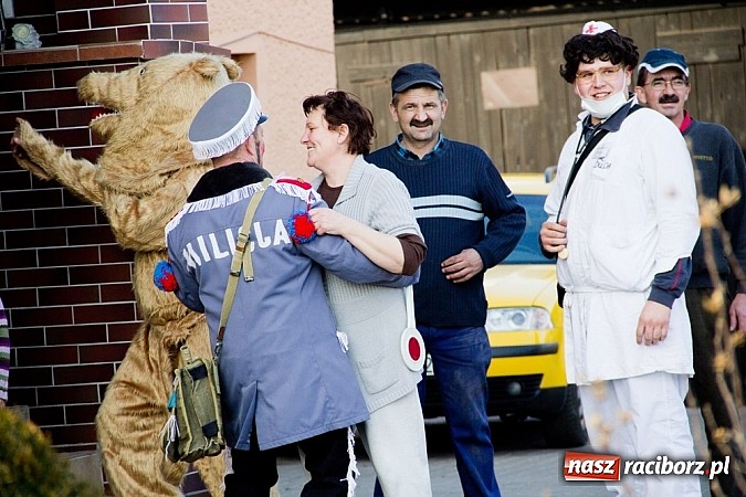 Zdjęcie w galerii na portalu naszraciborz.pl: W Sławikowie wodzili niedźwiedzia wiadomości z regionu