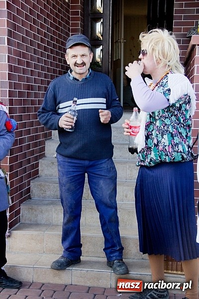 Zdjęcie w galerii na portalu naszraciborz.pl: W Sławikowie wodzili niedźwiedzia wiadomości z regionu