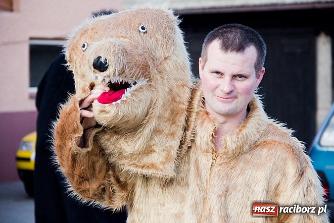 Zdjęcie w galerii na portalu naszraciborz.pl: W Sławikowie wodzili niedźwiedzia wiadomości z regionu
