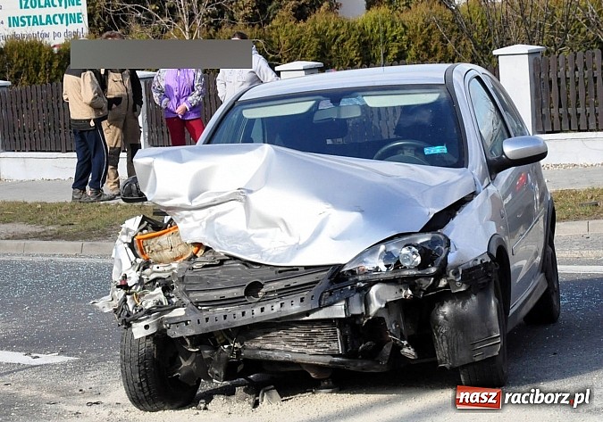 Zdjęcie w galerii na portalu naszraciborz.pl: Czołowe zderzenie BMW i corsy w Tworkowie wiadomości z regionu
