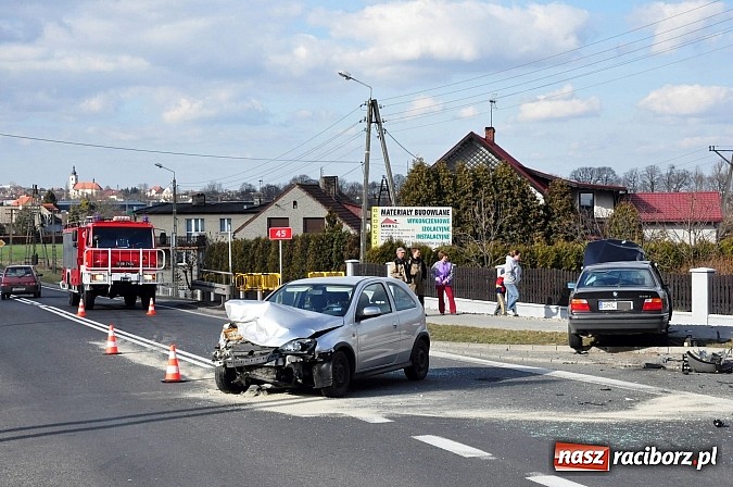 Zdjęcie w galerii na portalu naszraciborz.pl: Czołowe zderzenie BMW i corsy w Tworkowie wiadomości z regionu