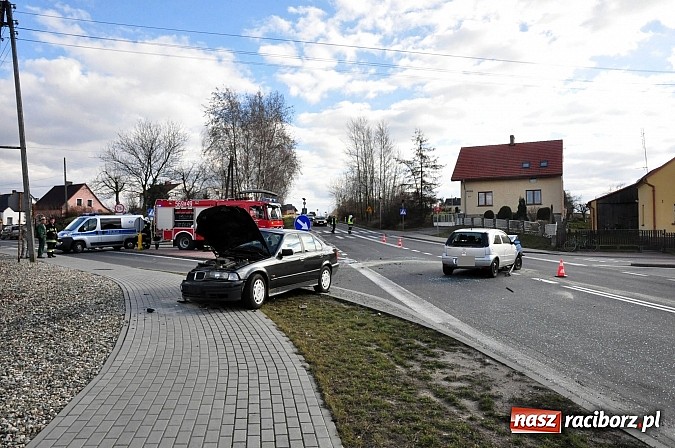 Zdjęcie w galerii na portalu naszraciborz.pl: Czołowe zderzenie BMW i corsy w Tworkowie wiadomości z regionu