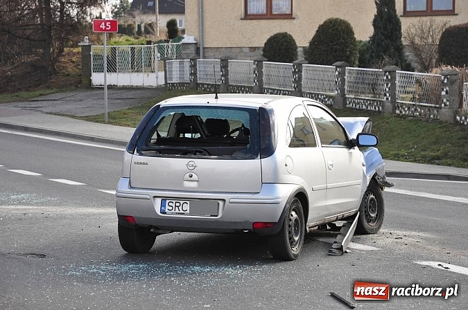 Zdjęcie w galerii na portalu naszraciborz.pl: Czołowe zderzenie BMW i corsy w Tworkowie wiadomości z regionu