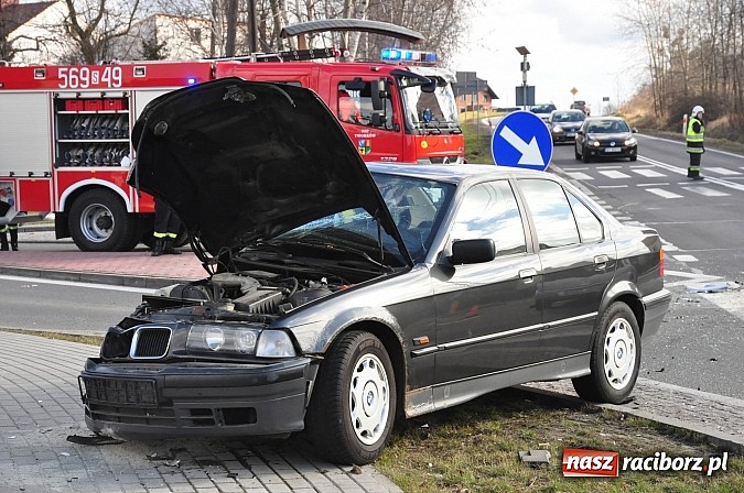 Zdjęcie w galerii na portalu naszraciborz.pl: Czołowe zderzenie BMW i corsy w Tworkowie wiadomości z regionu