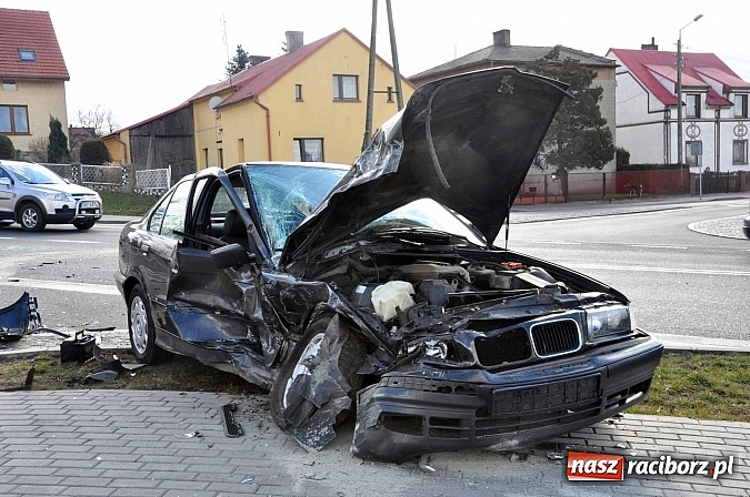 Zdjęcie w galerii na portalu naszraciborz.pl: Czołowe zderzenie BMW i corsy w Tworkowie wiadomości z regionu