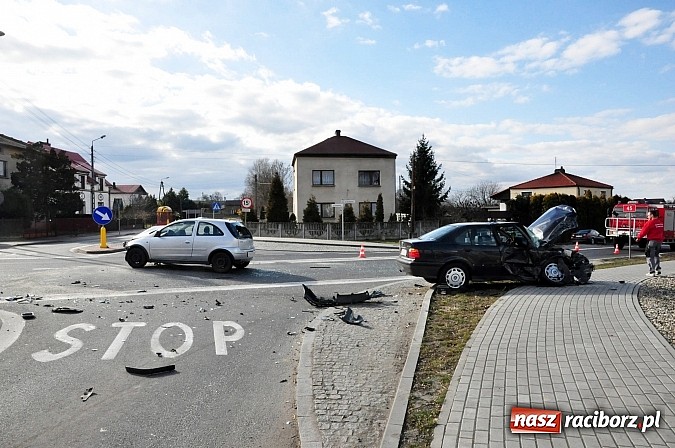 Zdjęcie w galerii na portalu naszraciborz.pl: Czołowe zderzenie BMW i corsy w Tworkowie wiadomości z regionu