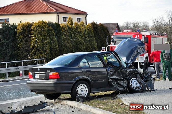 Zdjęcie w galerii na portalu naszraciborz.pl: Czołowe zderzenie BMW i corsy w Tworkowie wiadomości z regionu