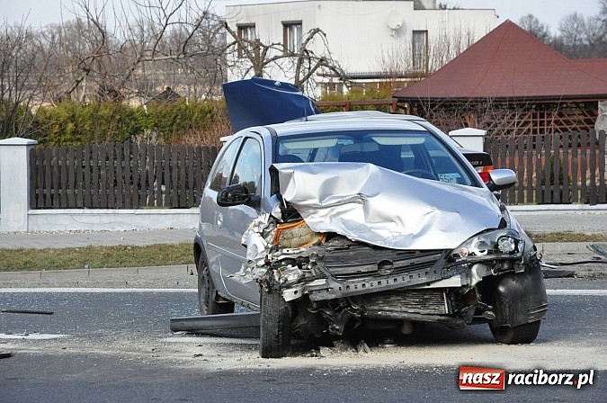 Zdjęcie w galerii na portalu naszraciborz.pl: Czołowe zderzenie BMW i corsy w Tworkowie wiadomości z regionu