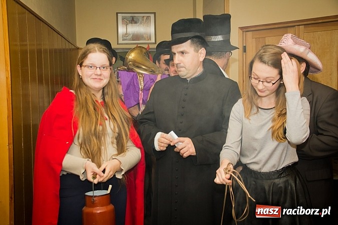 Zdjęcie w galerii na portalu naszraciborz.pl: Kolorowy kondukt na ostatkach w Studziennej wiadomości z regionu