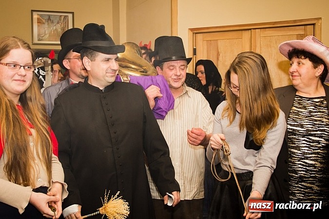 Zdjęcie w galerii na portalu naszraciborz.pl: Kolorowy kondukt na ostatkach w Studziennej wiadomości z regionu