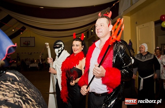 Zdjęcie w galerii na portalu naszraciborz.pl: Kolorowy kondukt na ostatkach w Studziennej wiadomości z regionu