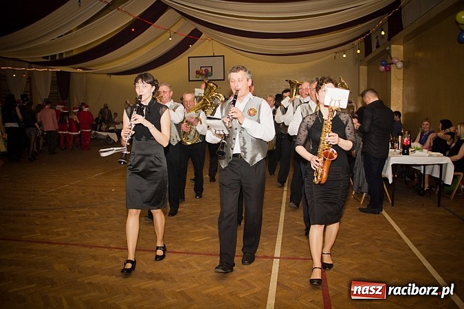 Zdjęcie w galerii na portalu naszraciborz.pl: Kolorowy kondukt na ostatkach w Studziennej wiadomości z regionu