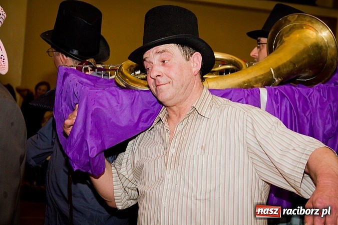 Zdjęcie w galerii na portalu naszraciborz.pl: Kolorowy kondukt na ostatkach w Studziennej wiadomości z regionu