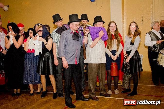 Zdjęcie w galerii na portalu naszraciborz.pl: Kolorowy kondukt na ostatkach w Studziennej wiadomości z regionu