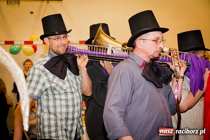 Zdjęcie w galerii na portalu naszraciborz.pl: Kolorowy kondukt na ostatkach w Studziennej wiadomości z regionu