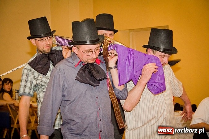 Zdjęcie w galerii na portalu naszraciborz.pl: Kolorowy kondukt na ostatkach w Studziennej wiadomości z regionu