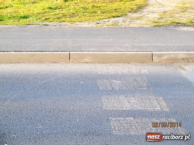 Zdjęcie w galerii na portalu naszraciborz.pl: Wysoki krawężnik utrudnia rowerzystom jazdę wiadomości z regionu