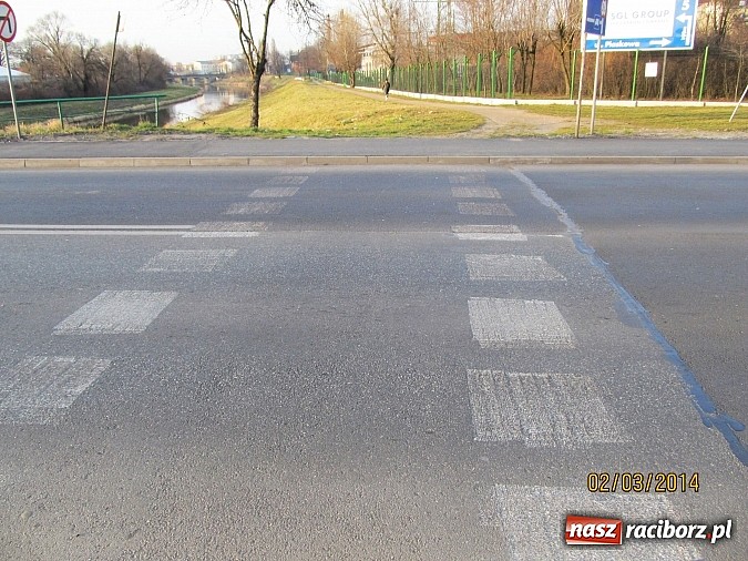 Zdjęcie w galerii na portalu naszraciborz.pl: Wysoki krawężnik utrudnia rowerzystom jazdę wiadomości z regionu