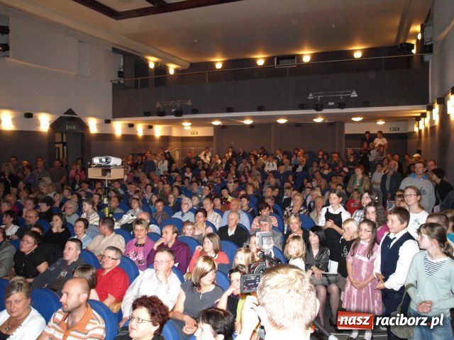 Zdjęcie w galerii na portalu naszraciborz.pl: U progu tajemnicy - premiera wiadomości z regionu