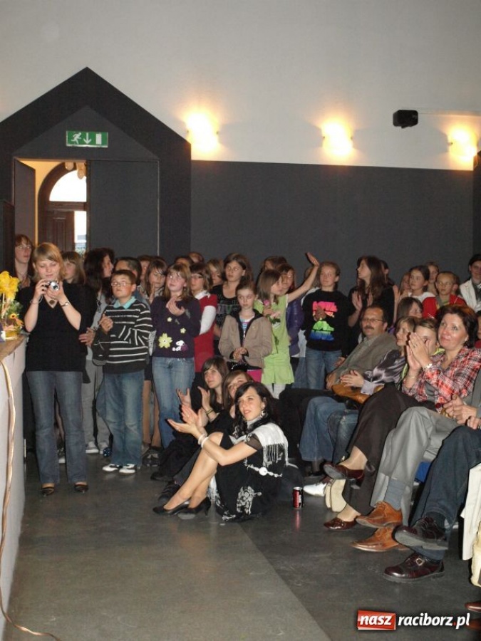 Zdjęcie w galerii na portalu naszraciborz.pl: U progu tajemnicy - premiera wiadomości z regionu