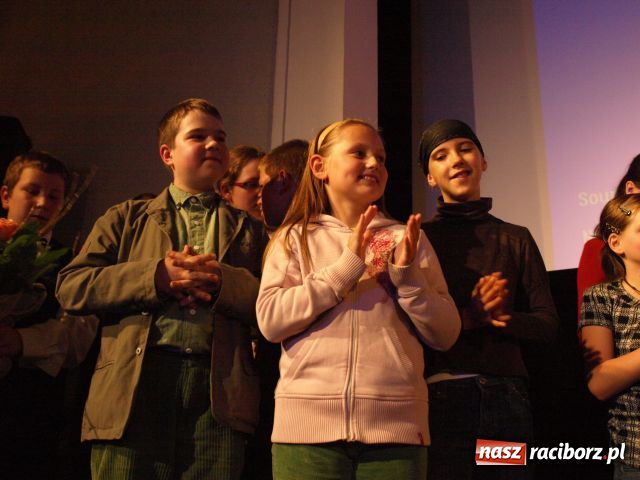 Zdjęcie w galerii na portalu naszraciborz.pl: U progu tajemnicy - premiera wiadomości z regionu