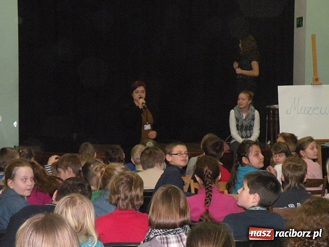 Zdjęcie w galerii na portalu naszraciborz.pl: Teatr w teatrze, czyli Królowa Śniegu w nowej odsłonie w MDK-u wiadomości z regionu