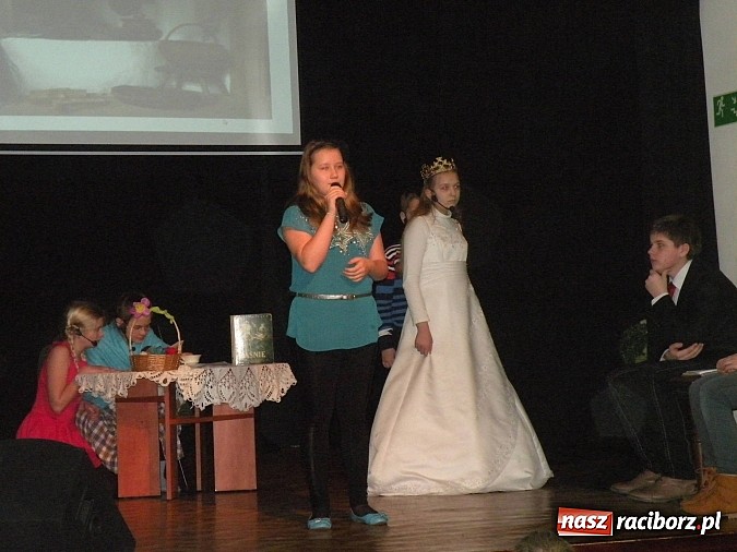 Zdjęcie w galerii na portalu naszraciborz.pl: Teatr w teatrze, czyli Królowa Śniegu w nowej odsłonie w MDK-u wiadomości z regionu