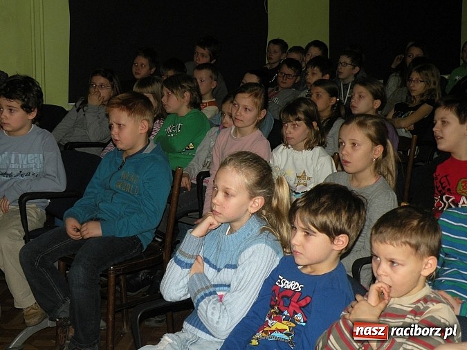 Zdjęcie w galerii na portalu naszraciborz.pl: Teatr w teatrze, czyli Królowa Śniegu w nowej odsłonie w MDK-u wiadomości z regionu