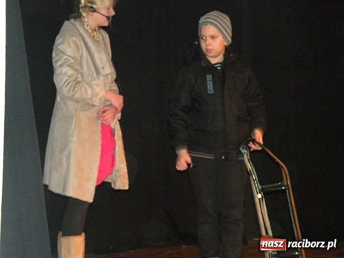 Zdjęcie w galerii na portalu naszraciborz.pl: Teatr w teatrze, czyli Królowa Śniegu w nowej odsłonie w MDK-u wiadomości z regionu